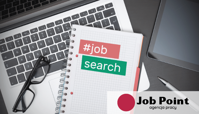 laptop, na nim okulary i notatnik z napisem #job search, logo w prawym dolnym rogu