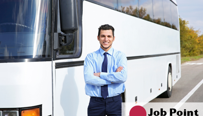 mężczyzna stoi obok białego autobusu