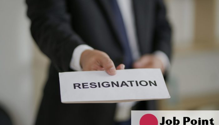 mężczyzna wręcza kartkę z napisem Resignation